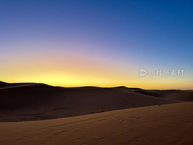 黄昏时分，Erg Chebbi沙丘，撒哈拉沙漠在摩洛哥